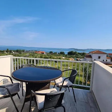 With Two Bathrooms Apartment *