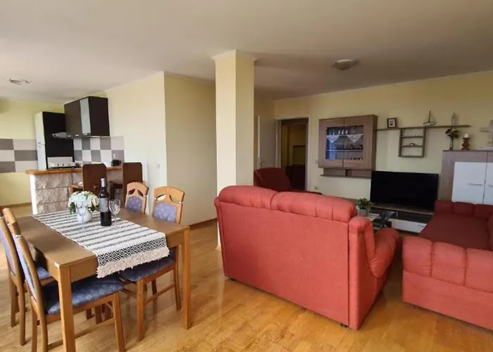 With Two Bathrooms شقة *