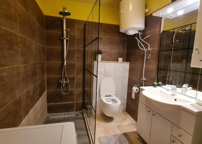 With Two Bathrooms شقة *