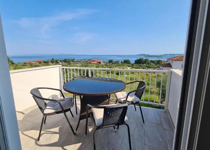 With Two Bathrooms شقة