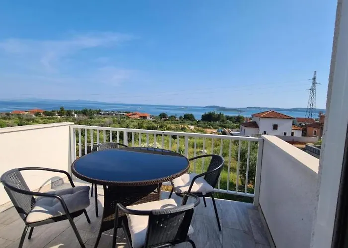 With Two Bathrooms شقة *